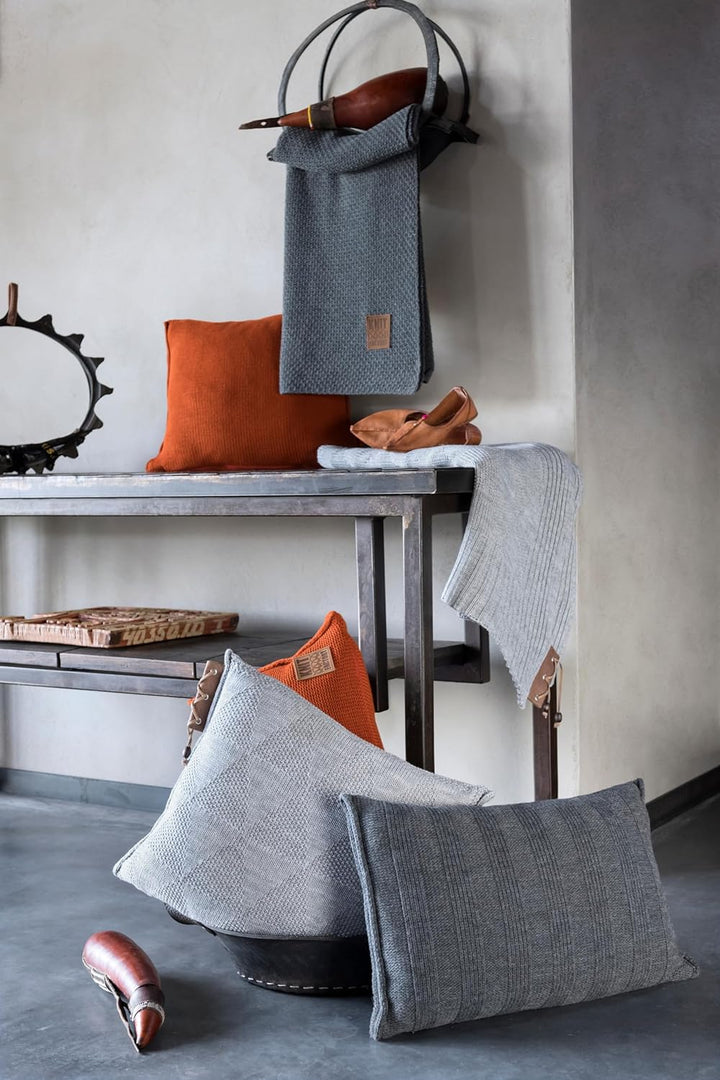 KNIT FACTORY - Jesse Zierkissen - Rechteckige Sofa Kissen - Anthrazit - Gestrickter Dekokissen - Cou