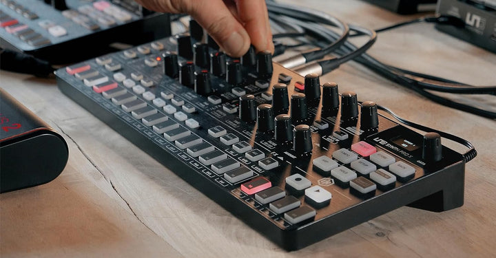 IK Multimedia UNO Synth PRO X, Paraphonic dual-filter analog synthesizer with paraphonic sequencer,
