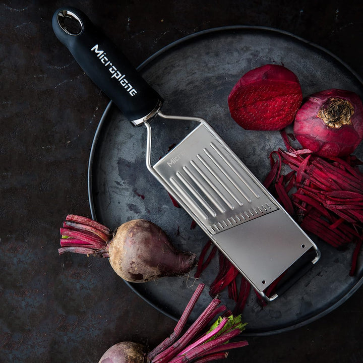 Microplane Profi Julienne Gemüsehobel für Kartoffel, Apfel, Karotte, Zucchini und Rotkohl in Schwarz