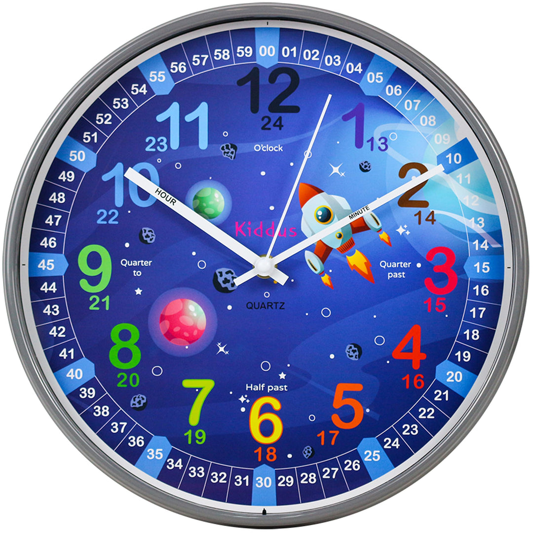 Kiddus Wanduhr für Kinder. Analoger Zeitlehrer mit Zeitlernübungen. Stilles Uhr. Viele Sprachen. Eng