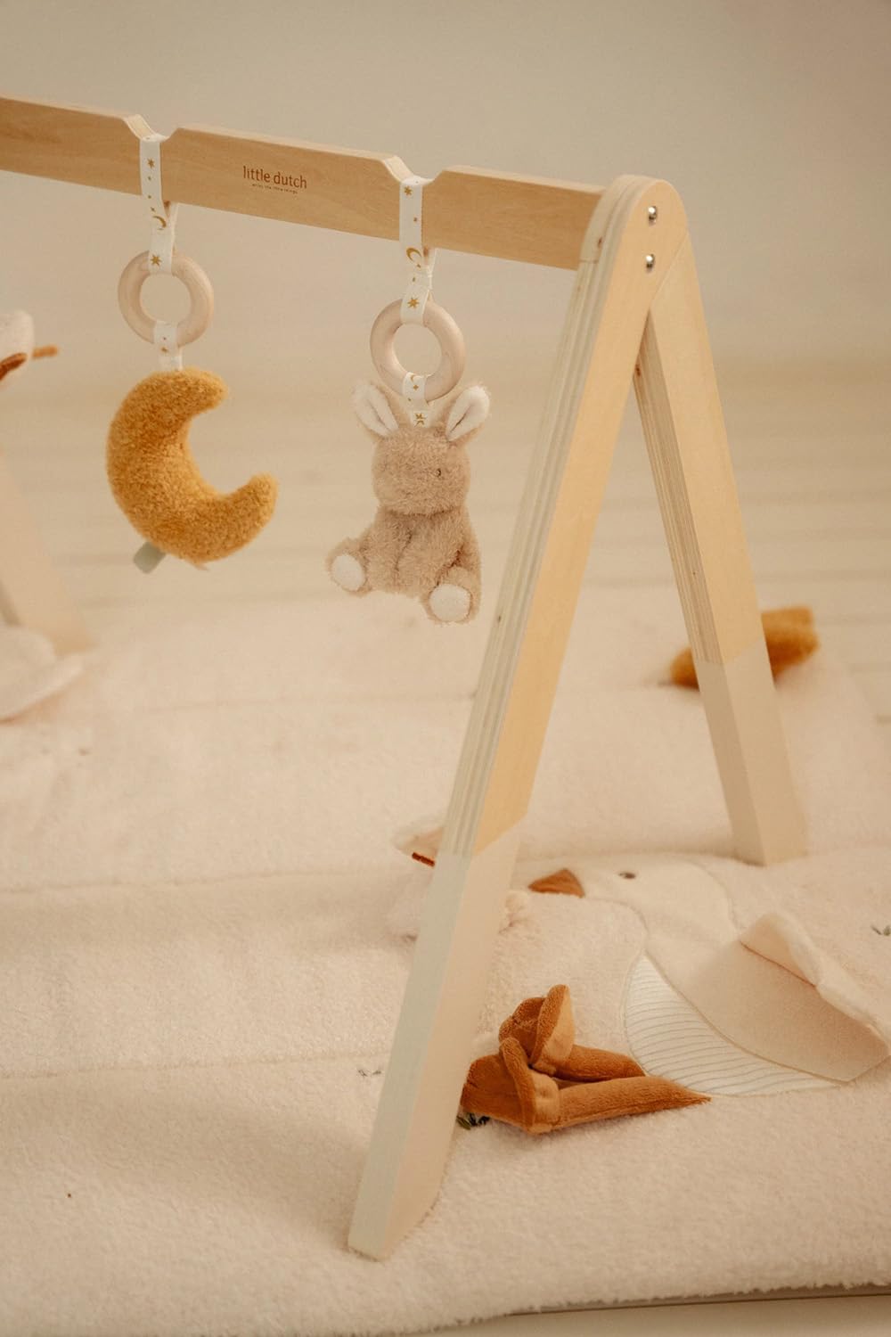 Little Dutch 8410 Holz Baby Gym Spieltrapez Spielbogen Holz inkl. Anhänger - Newborn Naturals