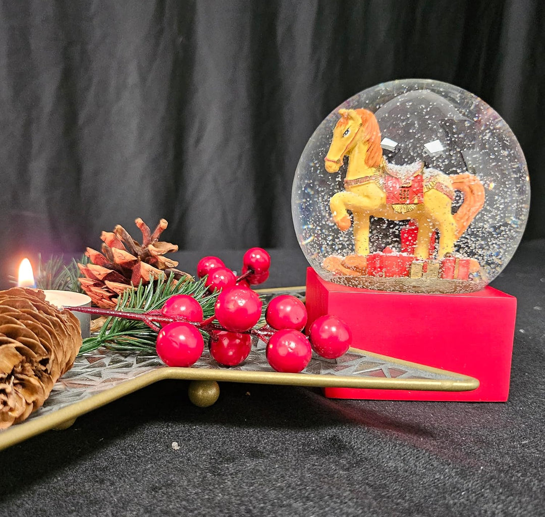 Schneekugel Weihnachten | Schaukelpferd Geschenke | Sockel rot | Höhe: 12cm Breite 10 cm | 20299 (Sc
