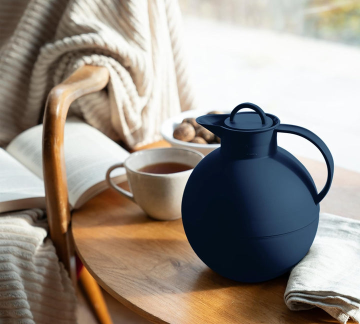 alfi KUGEL 0,94l, dark blue mat, Kunststoff-Isolierkanne mit hygienischem Hartglaseinsatz, Drehversc