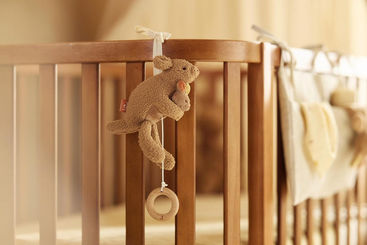 Jollein Spieluhr Baby – Kangaroots – Baby Spieluhr mit Musik – Weiche Spieluhr mit Känguru &amp; Baby –