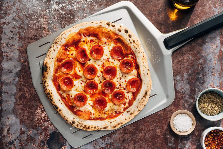 Ooni perforierte Pizzaschaufel 35 cm – Aluminium-Pizzaschaufel – Pizzaheber – Pizzawender Zubehör fü