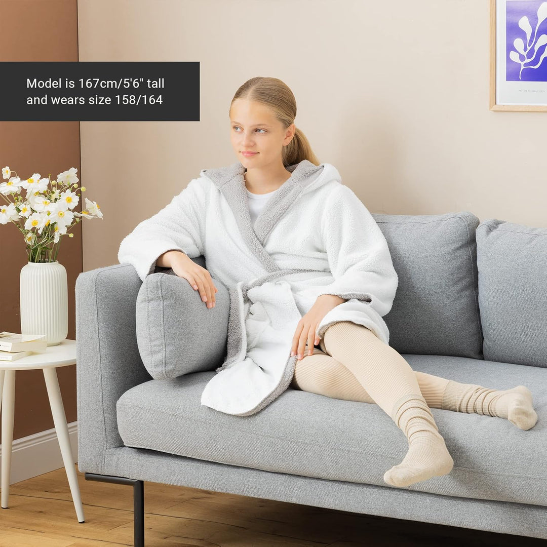HOMELEVEL Kuschelfleece Bademantel für Kinder - Sherpa Morgenmantel mit Taschen Schalkragen Gürtel -