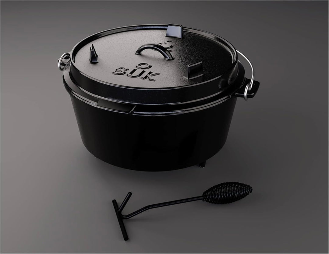 SOUK ONE Dutch Oven Set [9 L]- Eingebrannter Gusstopf mit Füssen Feuertopf aus Gusseisen mit praktis