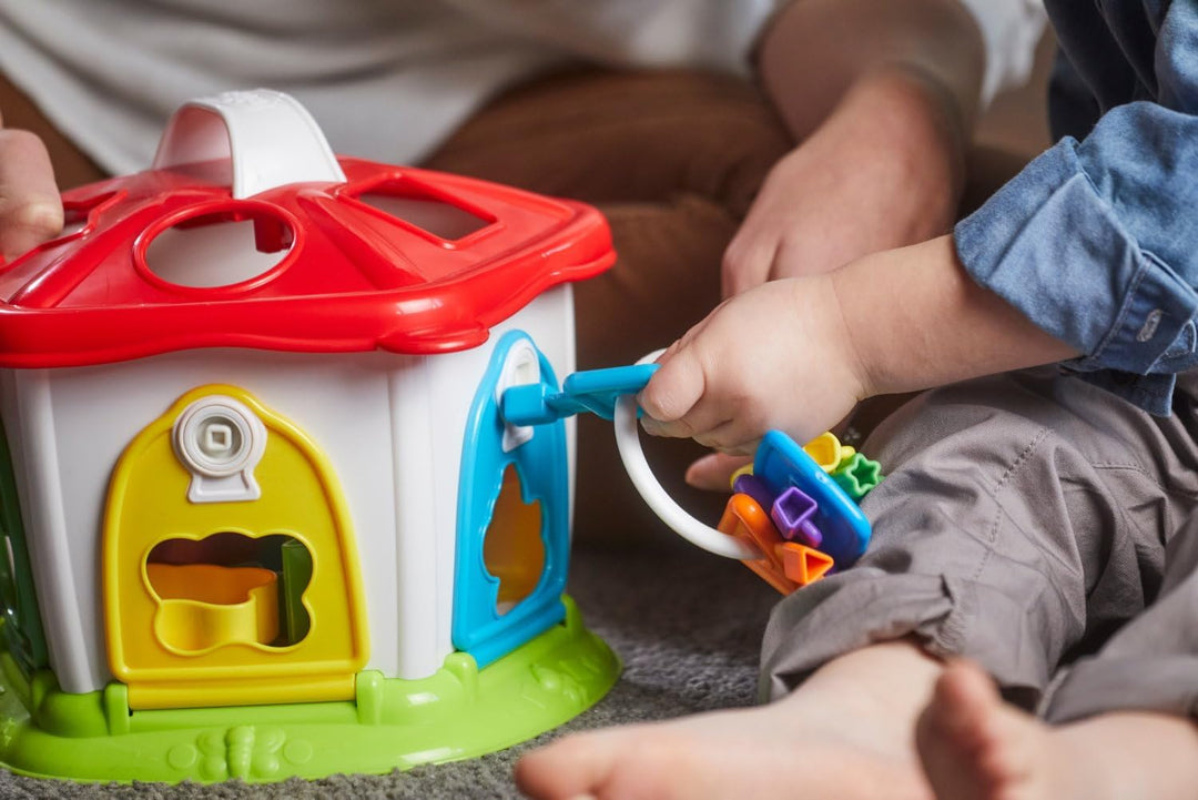 Chicco Tierchenzirkus 2in1, Formensortierer, Motorik Würfel, Aktivitätswürfel mit Ansteigenden Schwi