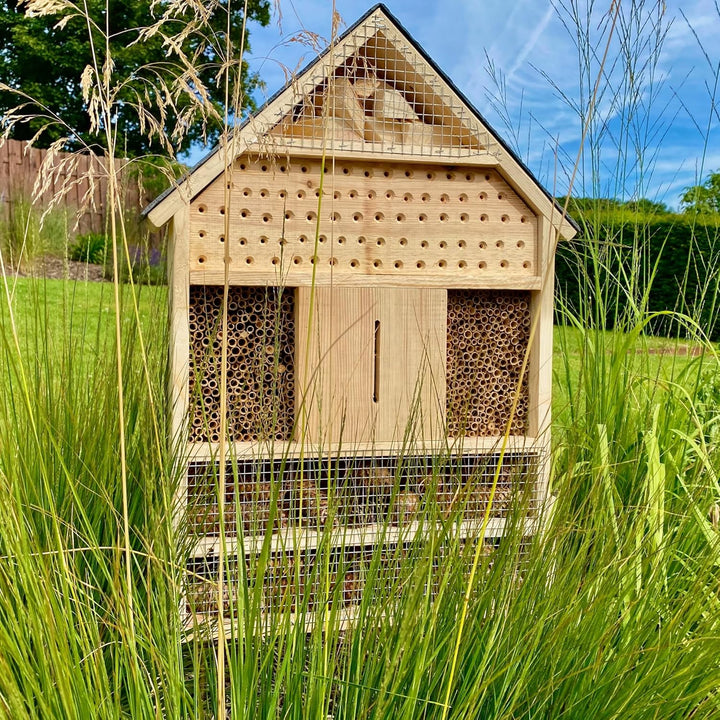 GARTENETAGE Insektenhotel XXL mit Schieferdach/Naturbelassenes, massives Insektenhaus & Bienenhotel/