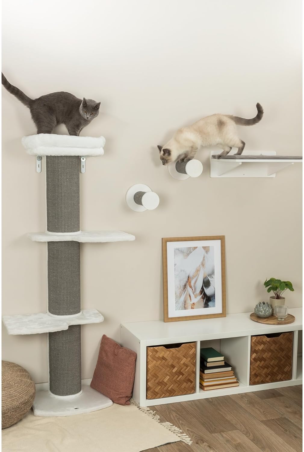 TRIXIE Kratzbaum Acadia 160 cm in weiss/grau – mehrstöckiger Katzenbaum mit gemütlichen Liegeflächen