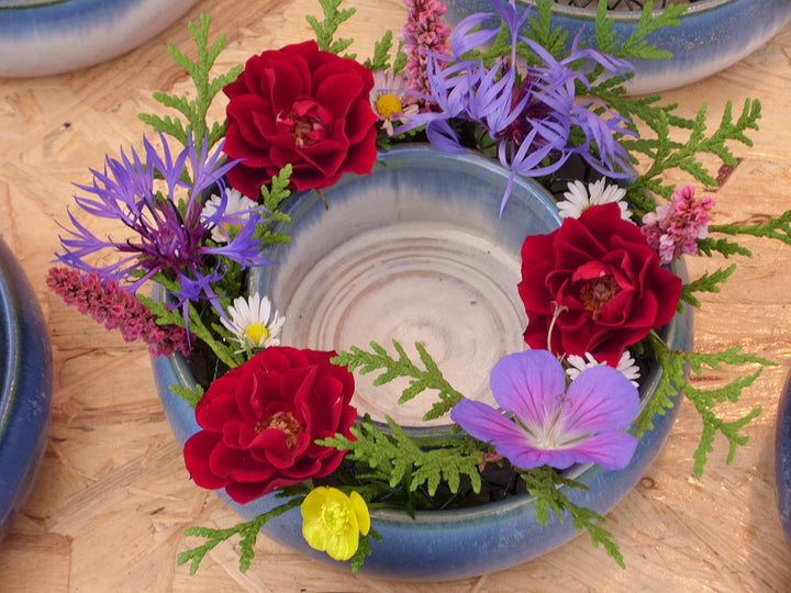 Blumenring beige-grün, handgetöpfert, 13 cm Durchmesser, Steinzeug