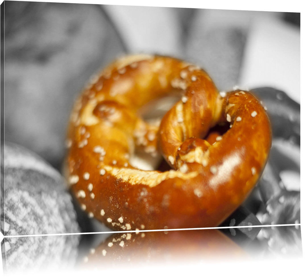 appetitliche gebackene Salzbrezel schwarz/weiss auf Leinwand, XXL riesige Bilder fertig gerahmt mit