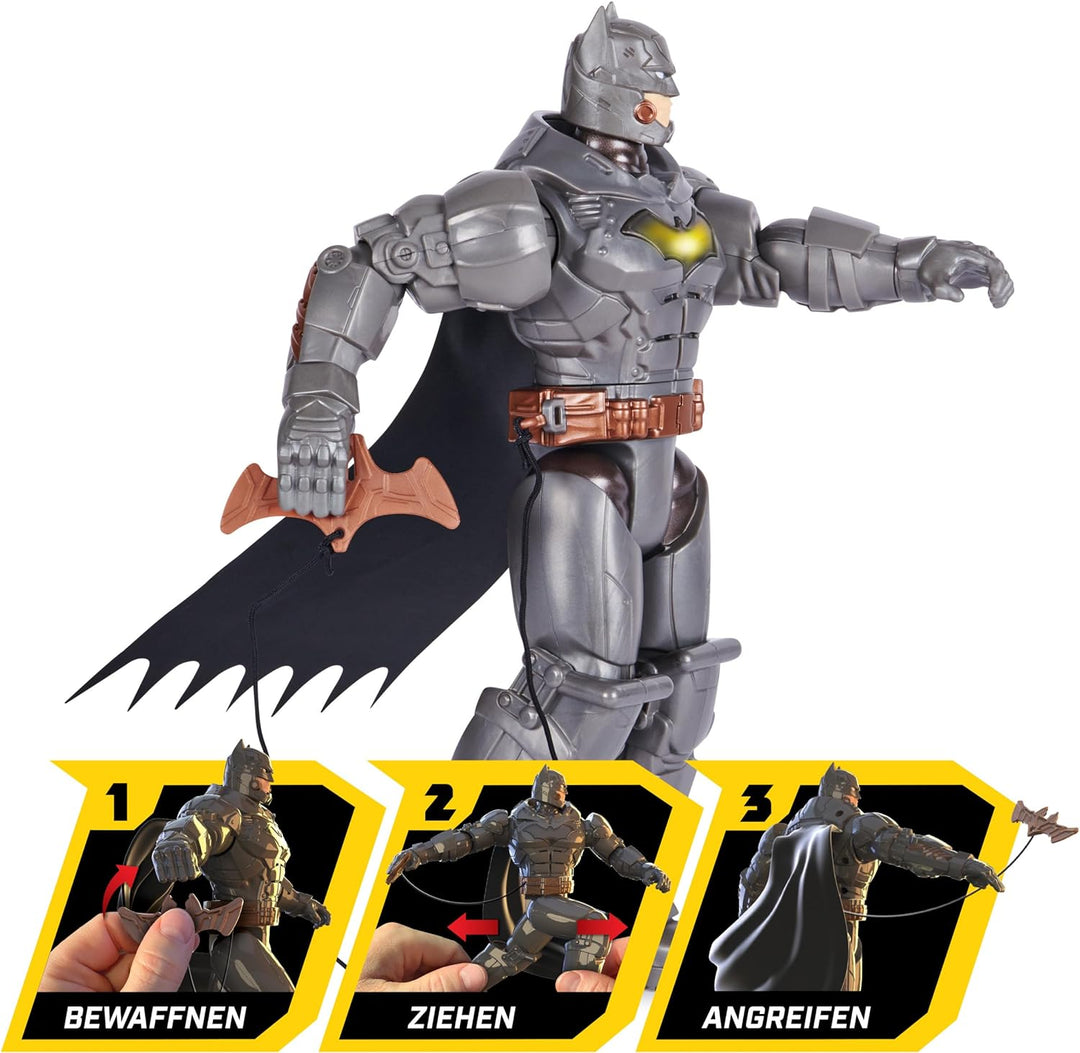 Batman 30cm Deluxe - Actionfigur mit Schlag- und Wurffunktion, 5 Ausrüstungsgegenständen, Licht- und