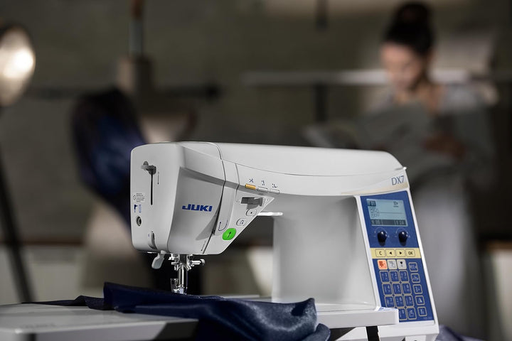 JUKI HZL-DX7 elektrische Nähmaschine mit automatischem Fadenabschneider, Fusssteuerung, Metall, weis