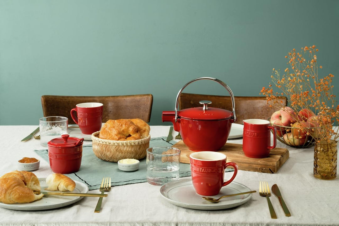 STAUB Teekanne/Wasserkessel, rund 16,5 cm, 1,15 L mit mattschwarzer Emaillierung Im Inneren des Kess