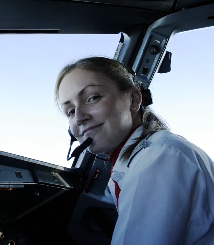 PilotsEYE.tv | BARCELONA | Cockpitmitflug A321 | AUSTRIAN | "Across the ALPS" | Bonus: How to become