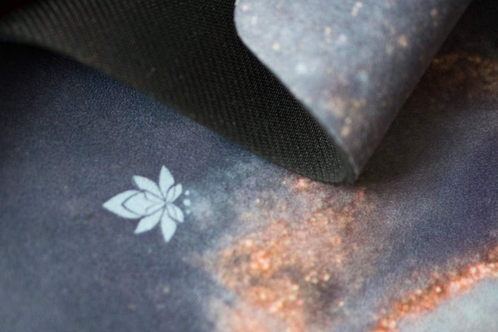 Mala HYBRID Premium Yogamatte aus Naturkautschuk mit Mikrofaser-Oberfläche für Bikram-Yoga, Hot-Yoga