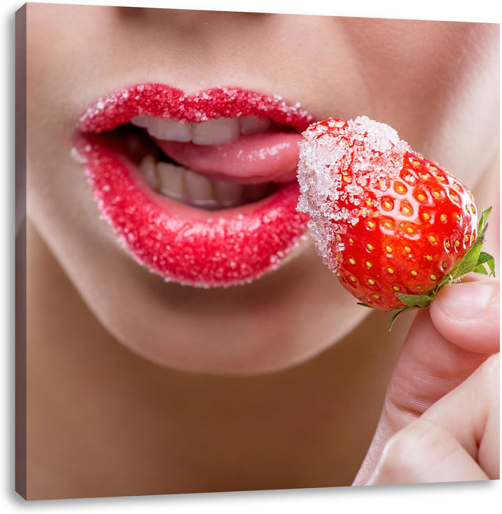 Pixxprint Erdbeere mit Zucker vor Lippen, Format: 70x70 auf Leinwand, 70x70