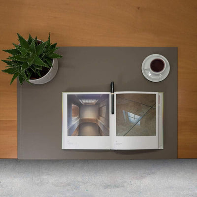 Eglooh - Urania - Gewinkelte Schreibtischunterlage Leder Schwarz cm 90x60 - Innenseele aus Stahl mit