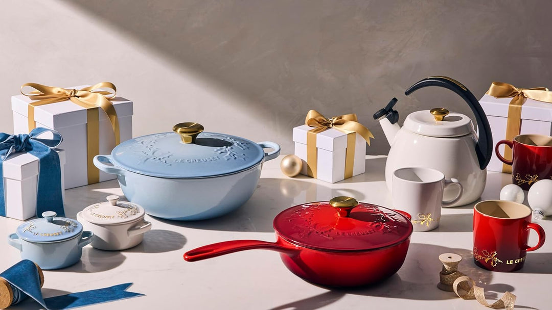 Le Creuset Stechpalmen-Untertasse aus emailliertem Gusseisen, 2,25 qt, Kirschrot mit goldfarbenem Kn