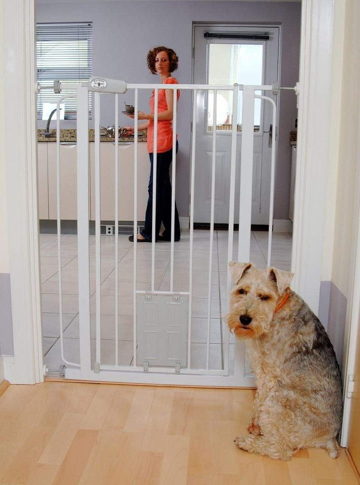 Bettacare Haustiergitter mit verriegelbarer Katzenklappe, 75 cm - 84 cm, Weiss, 104 cm in der Höhe,