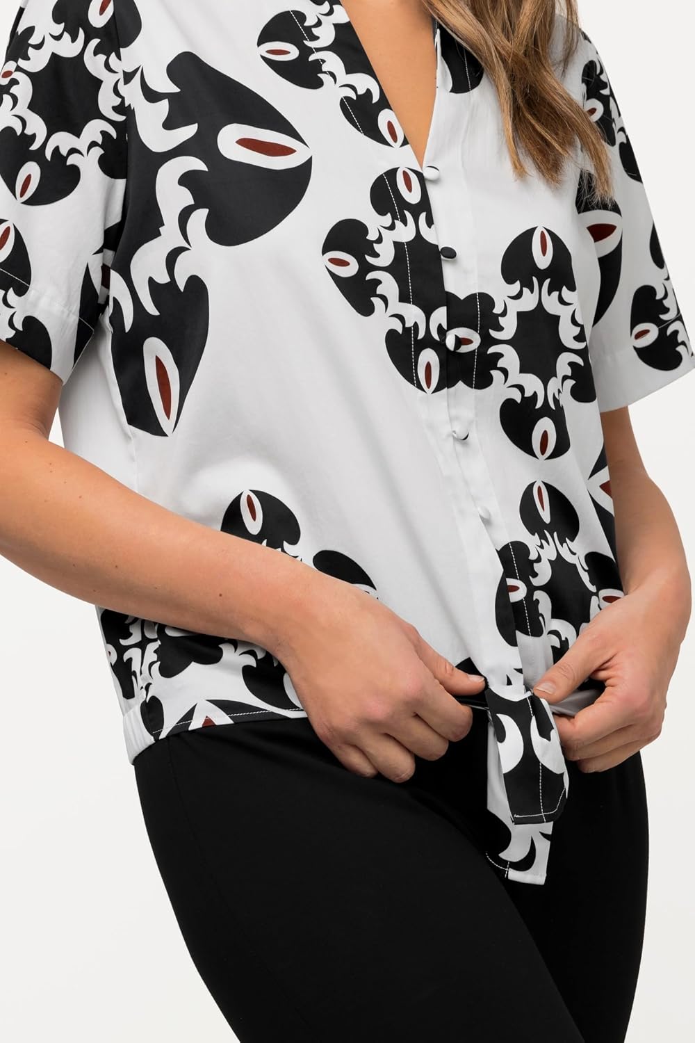Ulla Popken Damen grosse Grössen Übergrössen Plus Size Bluse, grafischer Druck, Saumknoten, Hemdkrag