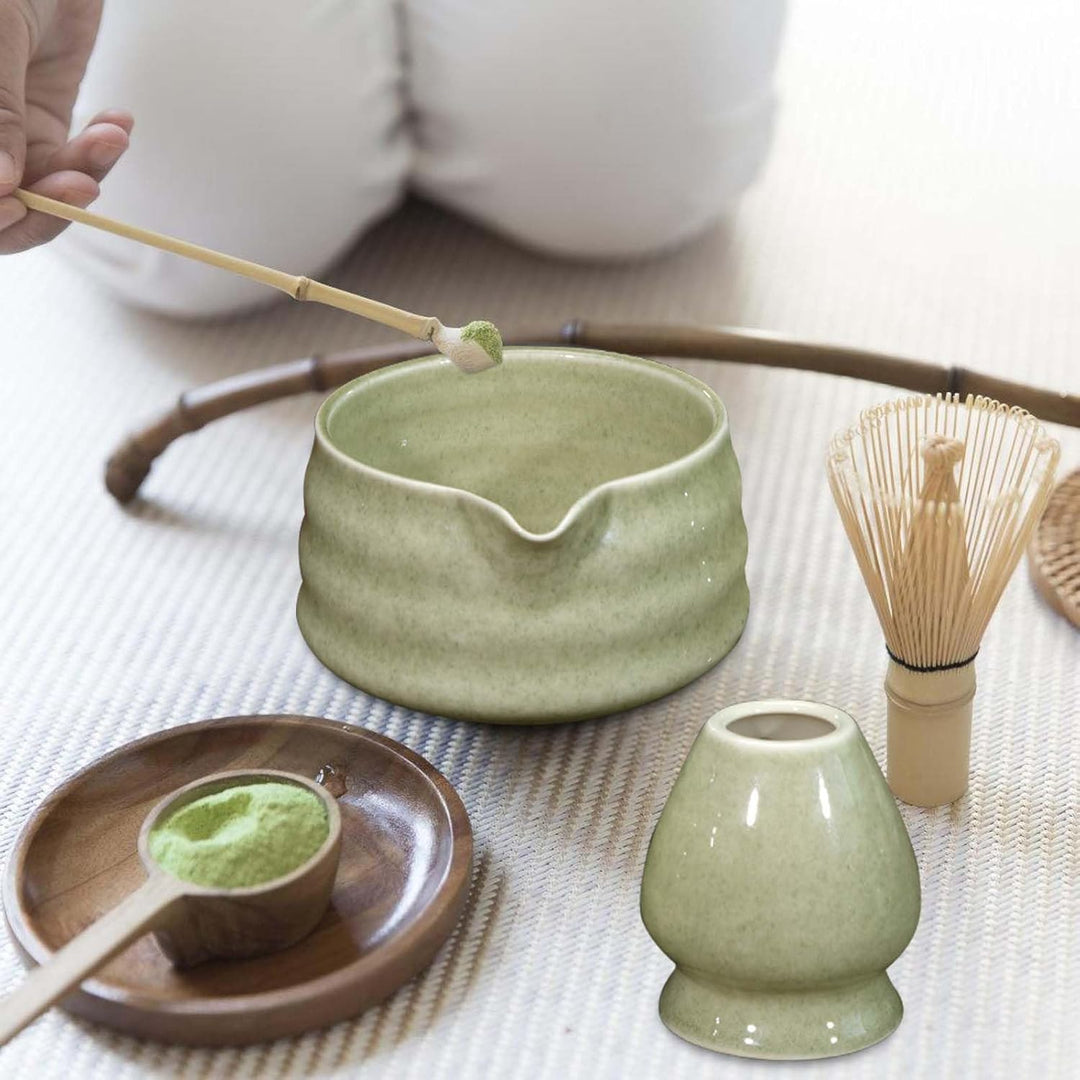 Japanische Matcha-Schale aus Keramik mit Ausgiesser, Ständer für Schneebesen und traditionellen Chaw