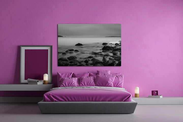 deyoli geheimnisvoller Kiesstrand in Schweden Effekt: Schwarz/Weiss im Format: 60x40 als Leinwandbil
