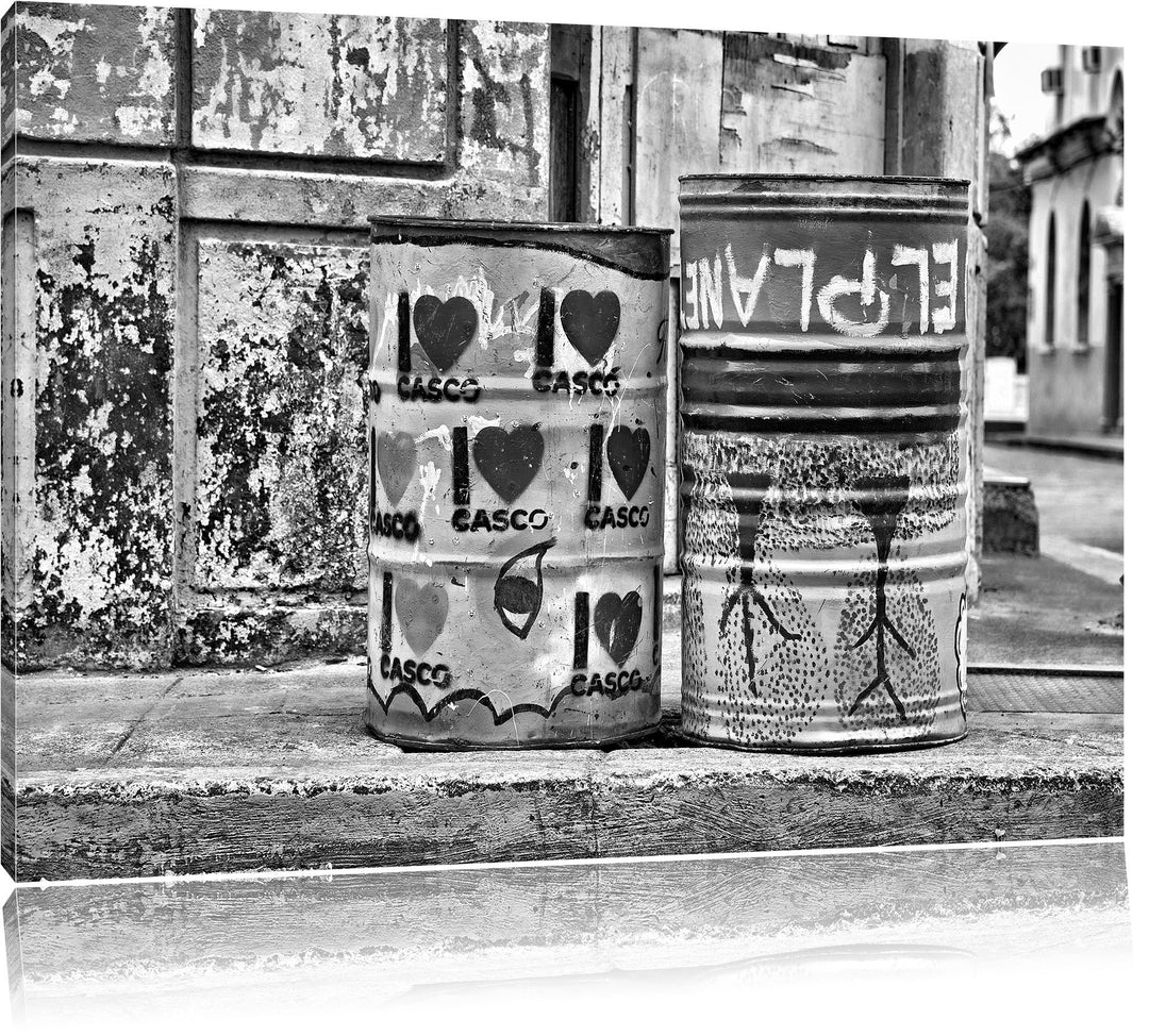 Pixxprint Monocrome, buntbemalte Fässer am Strassenrand, Format: 100x70 auf Leinwand, 100x70