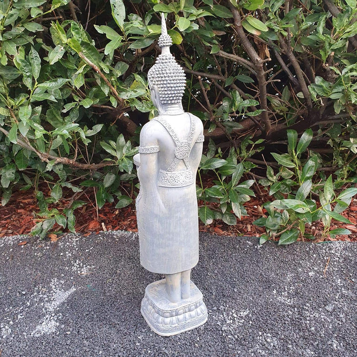 Gartenfigur Buddha Tempelwächter 76 cm grau stehend mit Schale – handbemalte Wächterfigur in Steingu