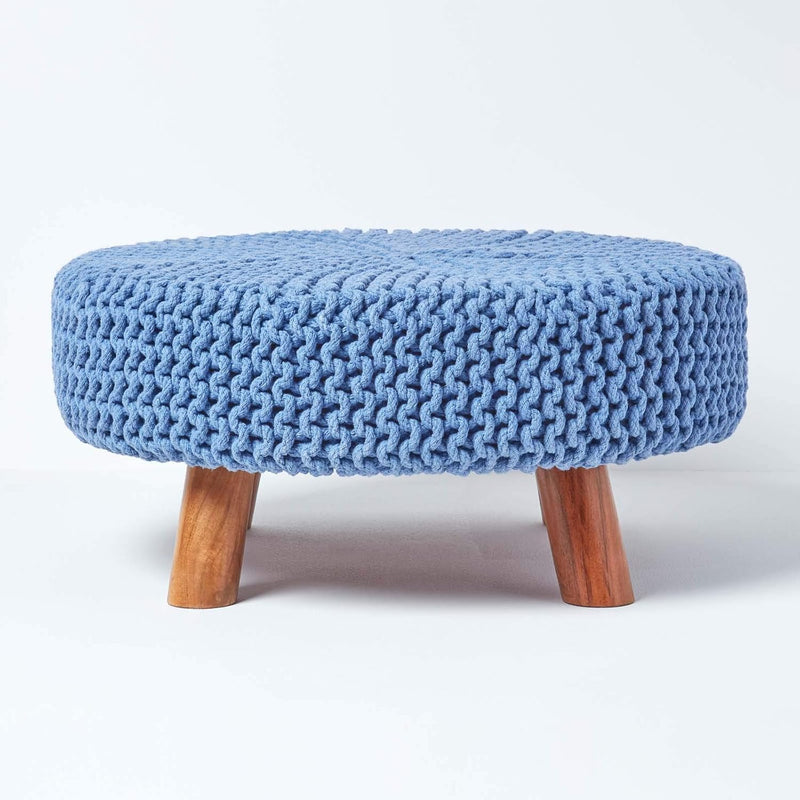 Homescapes niedriger runder Sitzhocker mit Holzbeinen, Blauer Fusshocker 62 x 62 x 30 cm, Strickhock