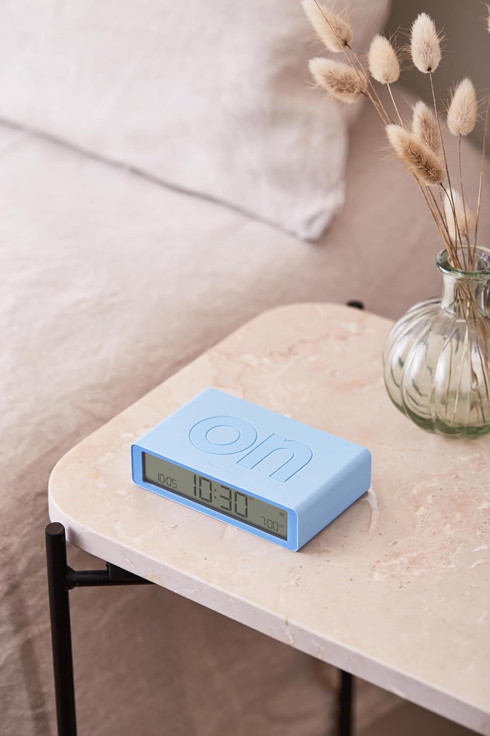 Lexon Flip Classic Digitaler Wecker mit umkehrbaren EIN/Aus-Seiten, wiederaufladbare Nachttischuhr m