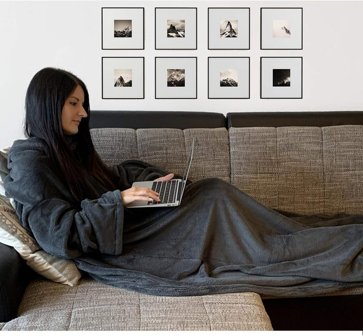 HOMELEVEL Kuscheldecke aus Microfaser mit Ärmeln Ärmeldecke Sofadecke 200cm x 150cm TV Decke mit Arm
