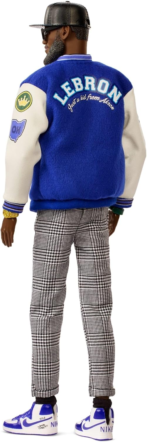 Barbie Signature Lebron James Kenbassadors Puppe, Sammelfigur mit College-Bomberjacke und Accessoire