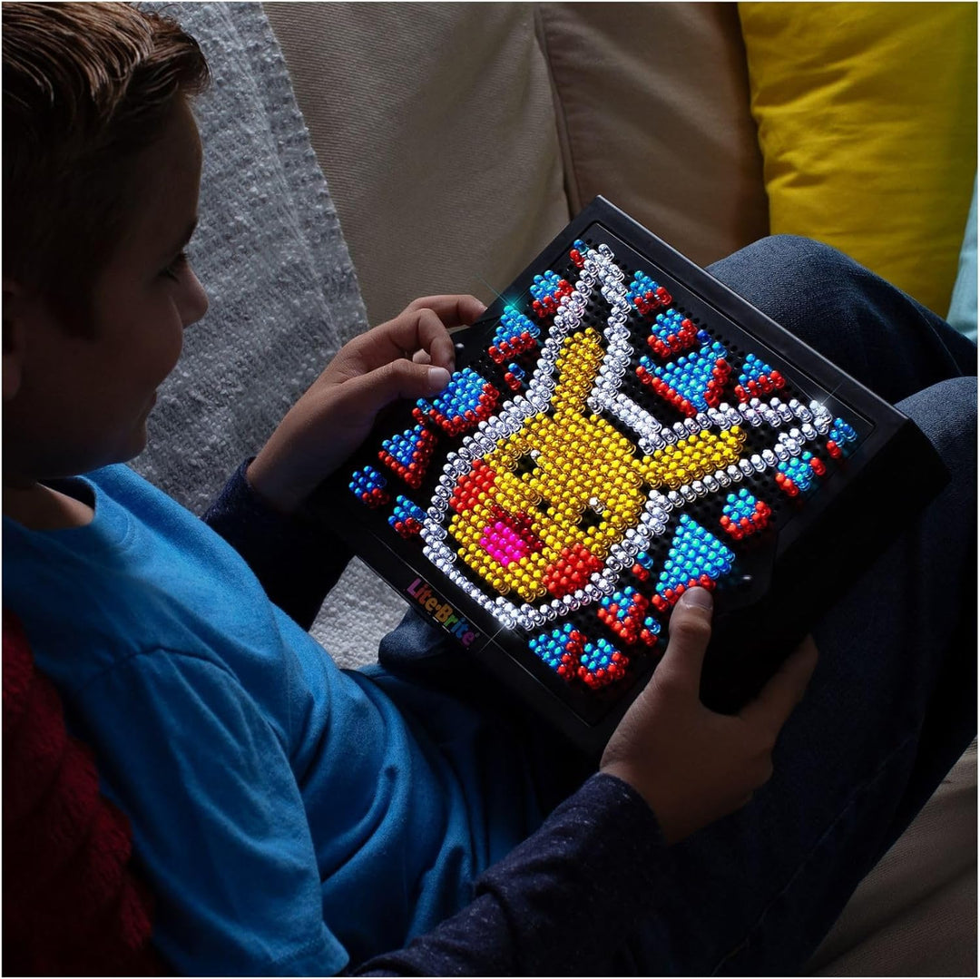 Basic Fun Lite-Brite Pokemon LED-Zeichenbrett mit Farben, beleuchtetes Spielzeug für Kinder