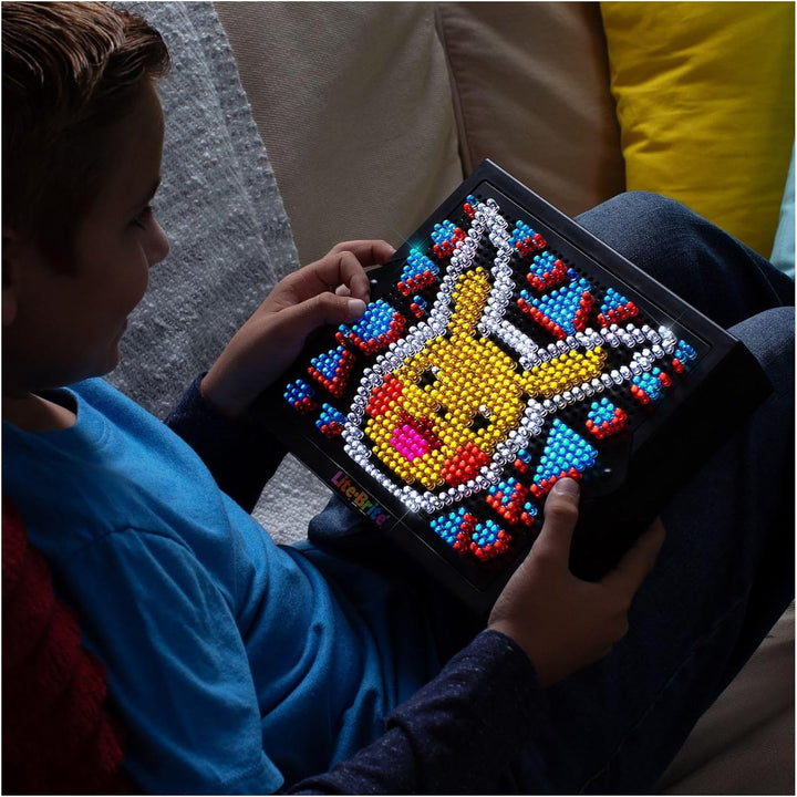Basic Fun Lite-Brite Pokemon LED-Zeichenbrett mit Farben, beleuchtetes Spielzeug für Kinder
