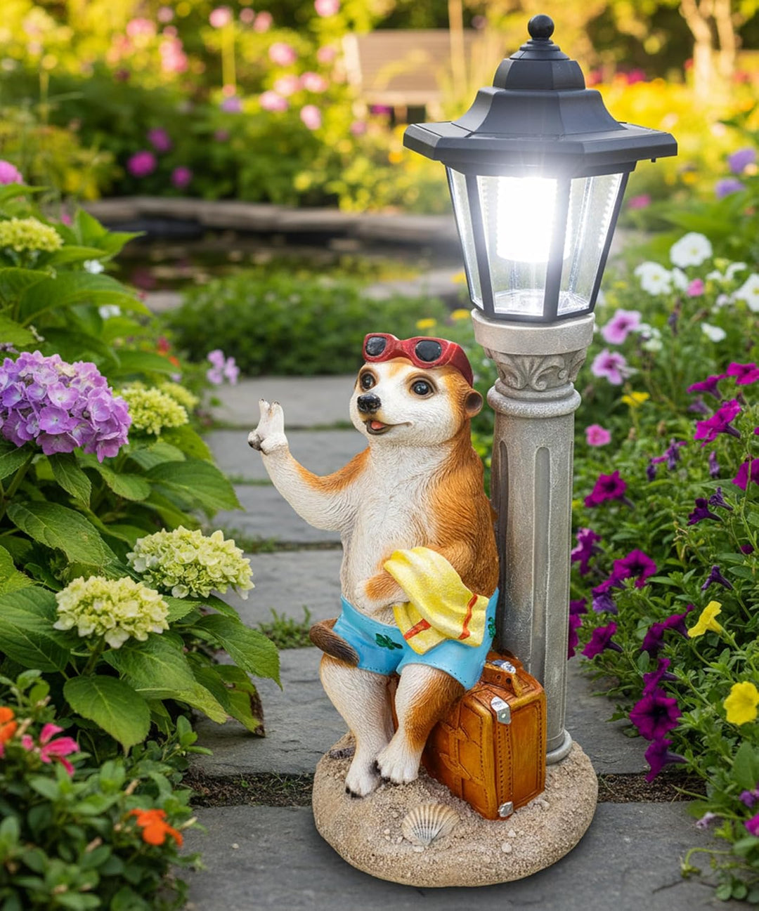 Kremers Schatzkiste Erdmännchen Urlauber mit Solarlaterne Figur Gartenfigur 45 cm Garten