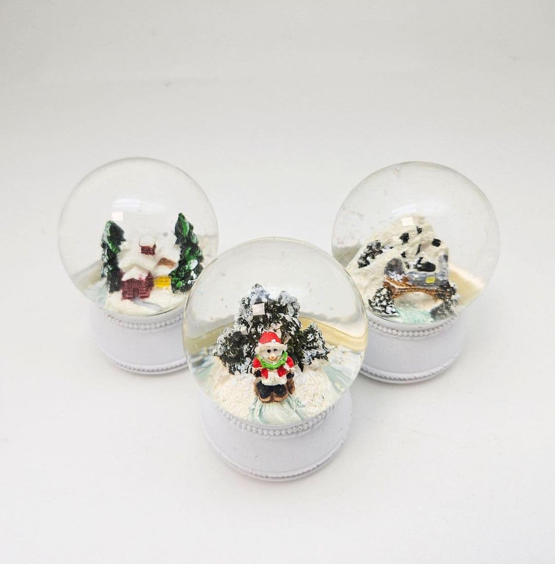 3 süsse Mini-Schneekugeln Winter und Weihnacht | weiss Sockel Nostalgie | Durchmesser 45mm | Höhe 65