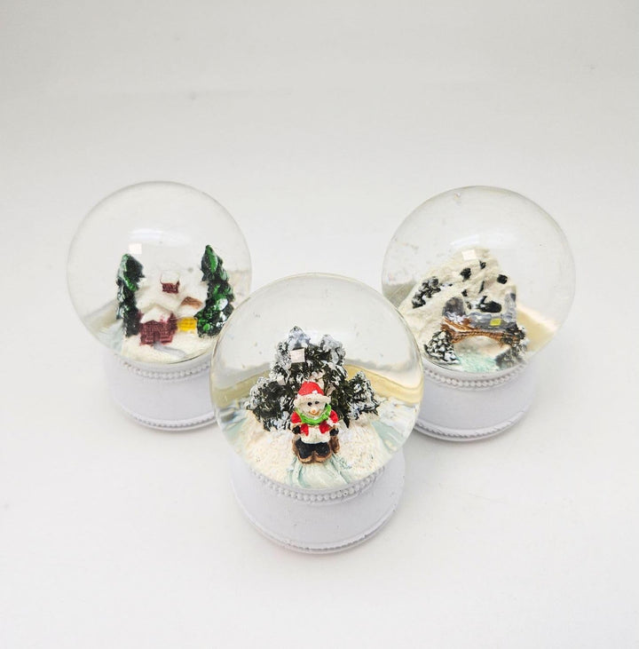 3 süsse Mini-Schneekugeln Winter und Weihnacht | weiss Sockel Nostalgie | Durchmesser 45mm | Höhe 65