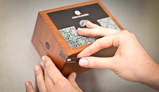 CHOCOLISSIMO Schokolade Geschenk - 10 handgemachte Pralinen in einer schicken Holzbox - Weihnachtssc