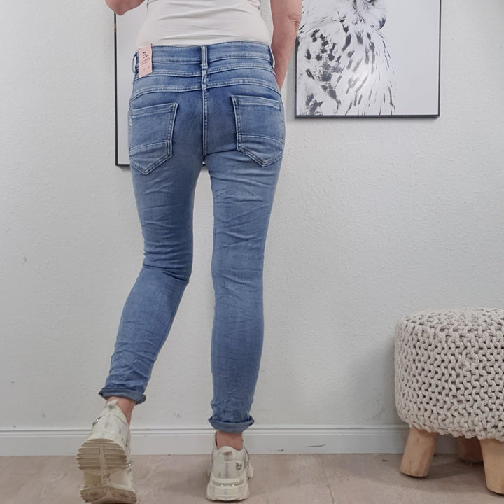 Jewelly Stretch Jeans| im Baggy Boyfriend Schnitt| Damen Hose mit dekorativer Knopfleiste| Perfekter