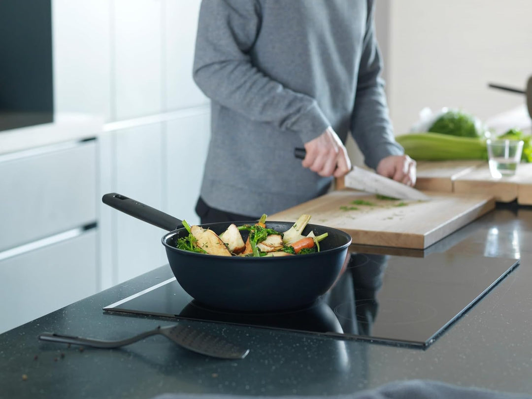 Fiskars Wokpfanne, Ø 28 cm, Füllmenge: 4,5 Liter, Für alle Kochfelder geeignet, Aluminium/Kunststoff