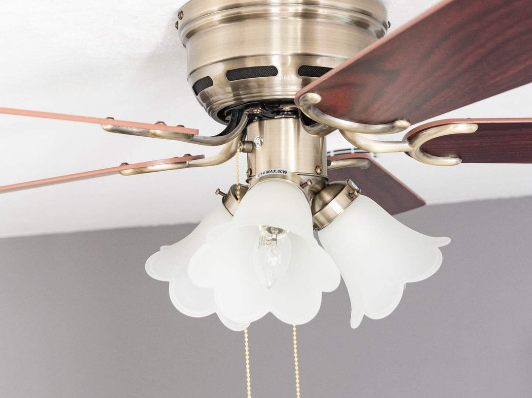Pepeo - Kisa Deckenventilator mit Beleuchtung | Ventilator mit Zugschalter in Messing mit Wendeflüge