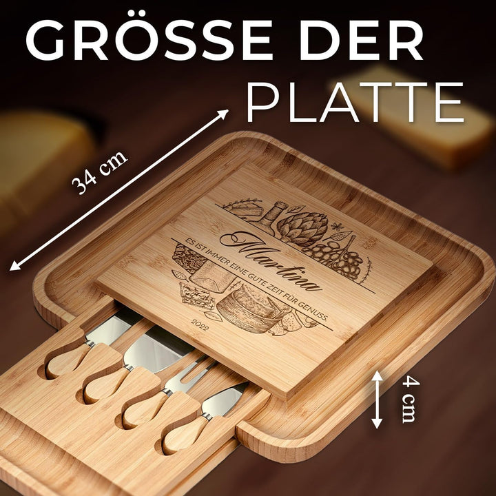 Maverton Käsebrett Servierplatte mit Gravur + 4er Käsemesser Set - aus Holz - 34x34cm - Geschenke fü