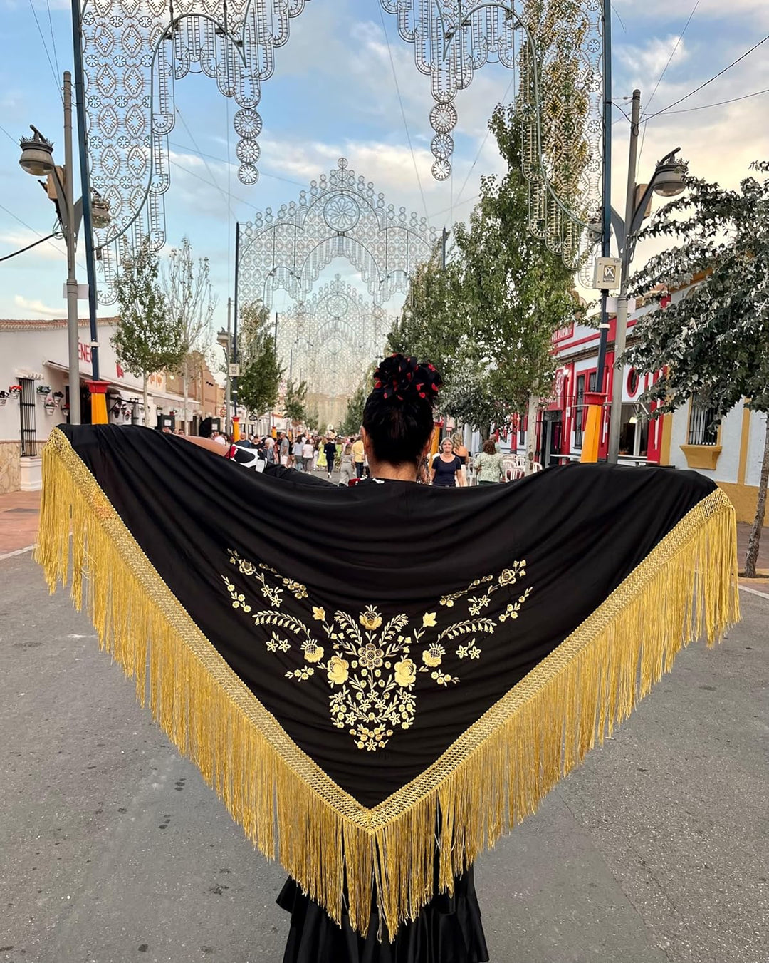 La Señorita Spanischer Manton/Tuch schwarz mit golden Blumen und Fransen gold Grösse L