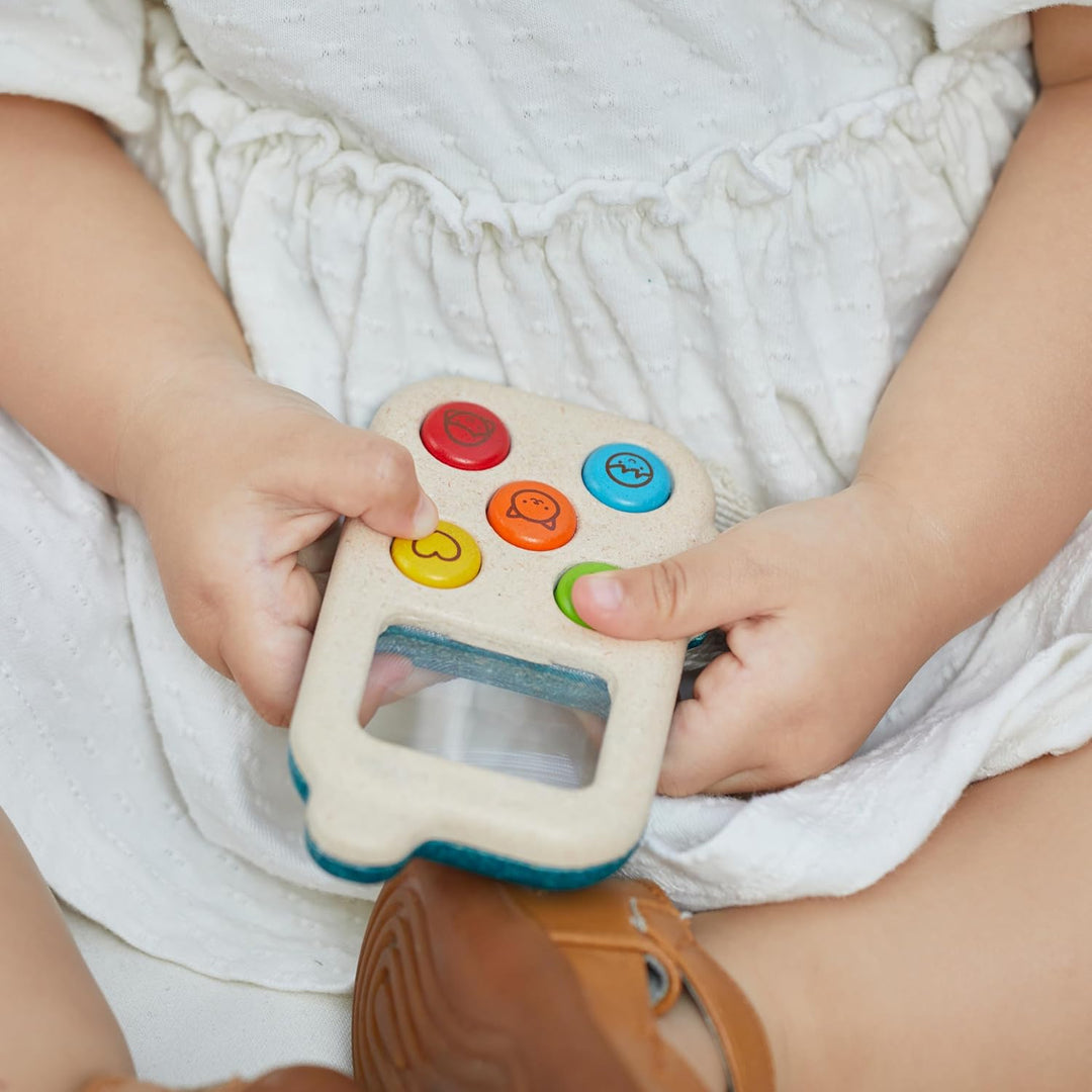 PlanToys Mein erstes Handy - Kinder Handy aus Holz - Kindertelefon mit Lupenbildschirm - mit Handsch