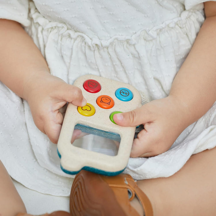 PlanToys Mein erstes Handy - Kinder Handy aus Holz - Kindertelefon mit Lupenbildschirm - mit Handsch