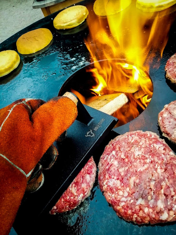 BBQ-Toro 4er Set Gusseisen Fleischbeschwerer 1 kg | 21 x 11 cm | Burger Grillgewicht mit Holzgriff,