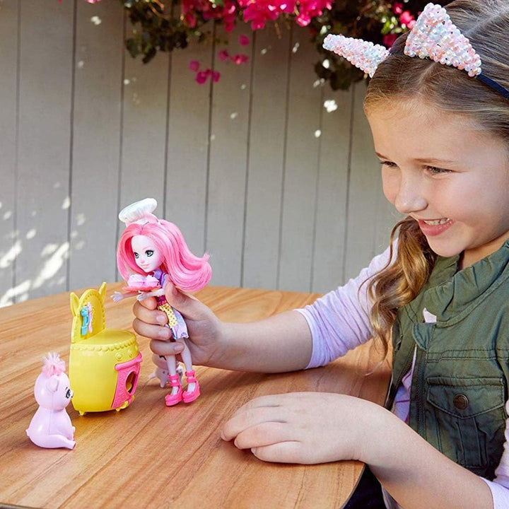 Enchantimals Mattel FJJ28 - Themenpack Backfreunde mit Schweinemädchen Petya Pig Puppe und 2 Tierfre