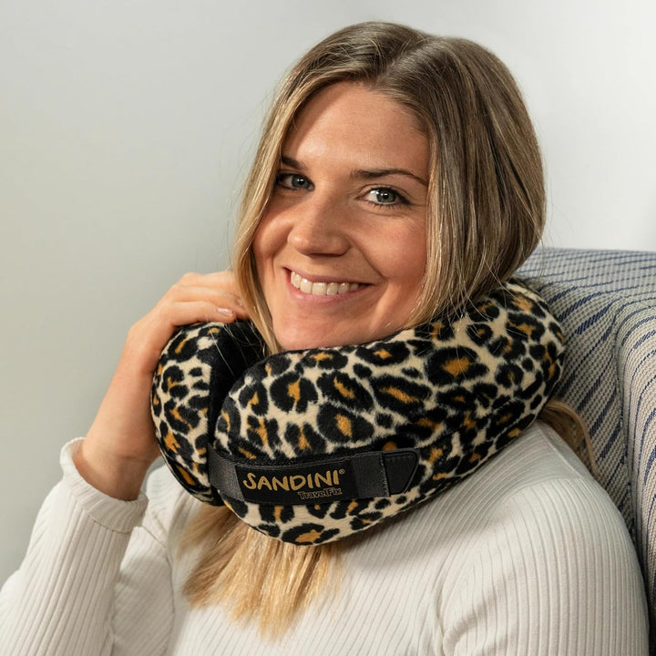 SANDINI TravelFix Regular Size – Plüsch – Premium Reisekissen Made in EU/Nackenkissen mit ergonomisc